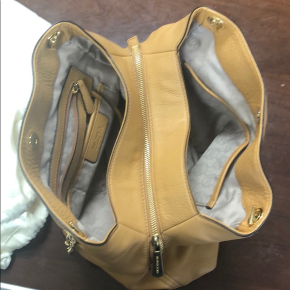 Lightly used Michael Kors Bag - Picture 2 of 5